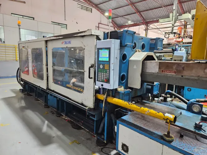Injetora Hwa chin 700 toneladas 