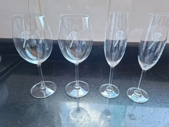 Jogo de taças em Cristal 02 champanhe e 02 vinho