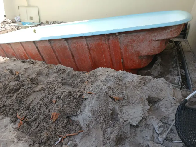 Serviço de piscina de fibra e alvenaria 