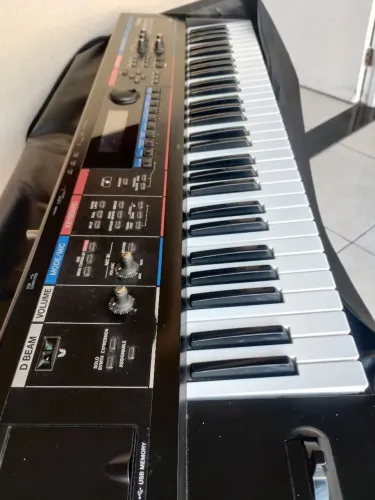 Teclado Juno Di Roland em ótimo estado de conservação