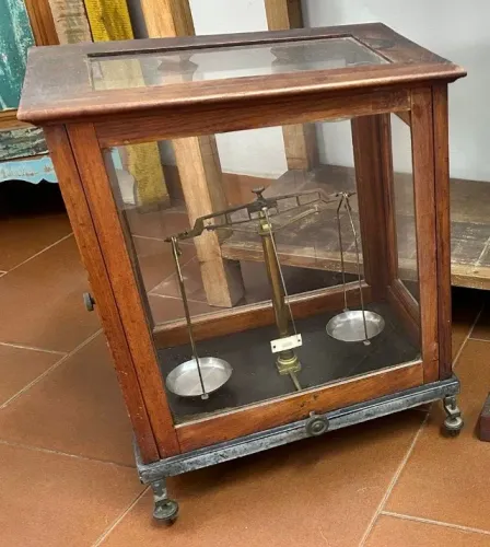 Antiga balança de joalheiro de precisão em excelente estado