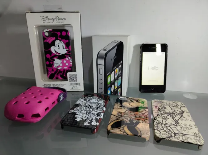 iPhone 4S com acessórios.