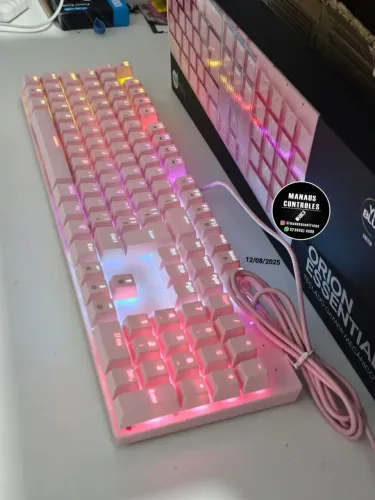 Teclado Gamer Mecânico Rosa ( retroiluminacão personalizável)