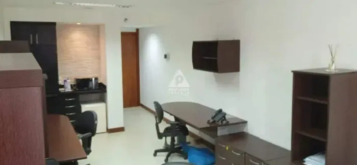 Sala no Centro, com banheiro, mobilhada e reformada