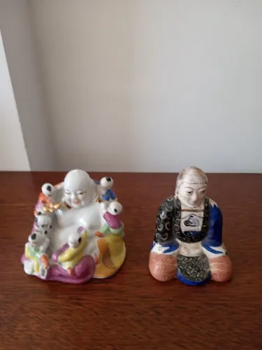 Miniaturas em louça orientais.