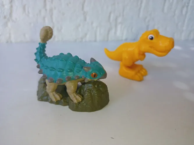 Mini dinossauros Jurassic world Ankylossauro Mattel 5 cm e mini dinossauro baby Tam 4 cm 