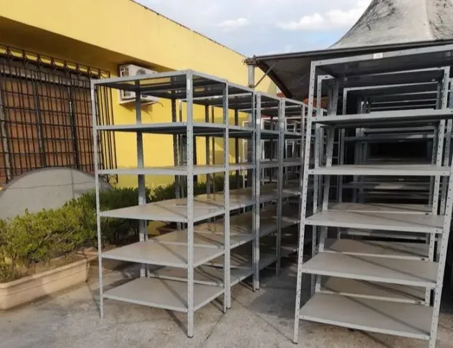 Estantes de aço 
