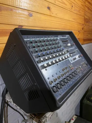 Mesa Yamaha EMX212S ativa de 400 watts