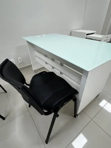 Mesa de recepção ou escritório tampo de vidro , computador