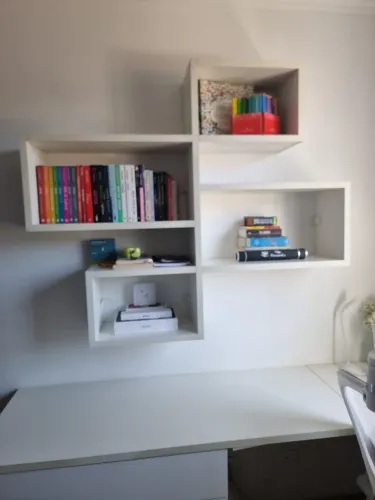 Estante suspensa MDF branca em excelente estado.