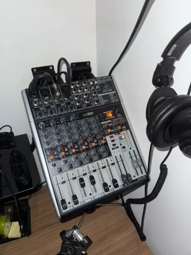 Mesa/Mixer de som Behringer X1204USB Xenyx excelente