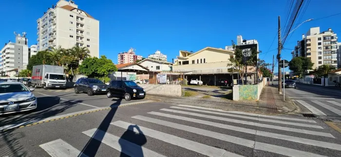 À venda | Terreno com 540 m² e viabilidade para 5 pavimentos - Balneário do Estreito, em F
