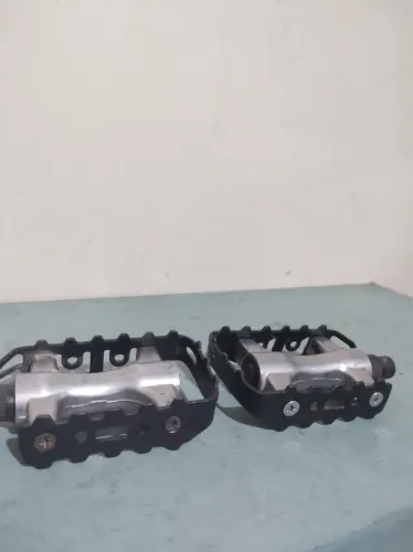 Pedal FP FP-976 pra firma pé tipo gaiola rosca grossa 9/16 alumínio e aço  