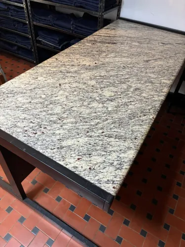 Mesa de escritório em GRANITO, super oferta de 1.990,00 reais, por 599  reais 