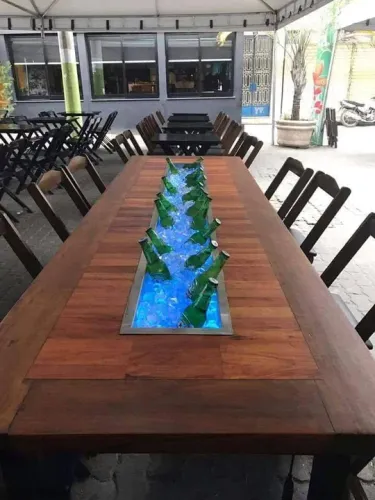 Mesa de madeira com gelo para bebidas