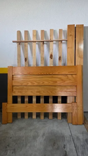 Cama de Casal Seminova de Madeira  de Pinus