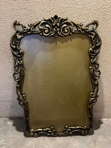 Moldura de Espelho em Metal Dourado