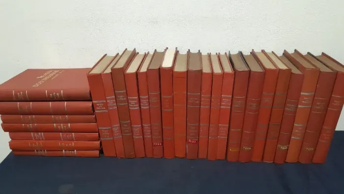 LOTE COM 30 LIVROS REVISTAS DOS TRIBUNAIS CAPAS DURAS DECORAÇÃO