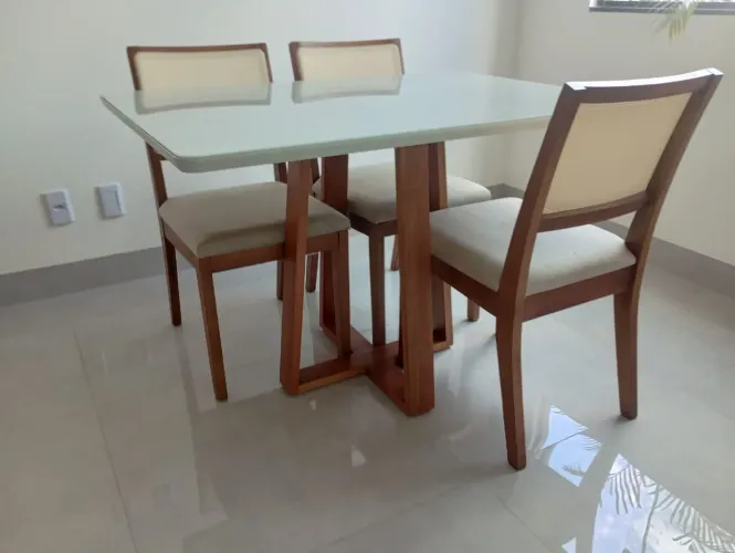 Mesa de Jantar com 4 Cadeiras - Elegância e Conforto