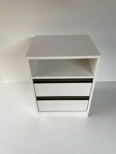 1 criado mudo de mdf branco com duas gavetas