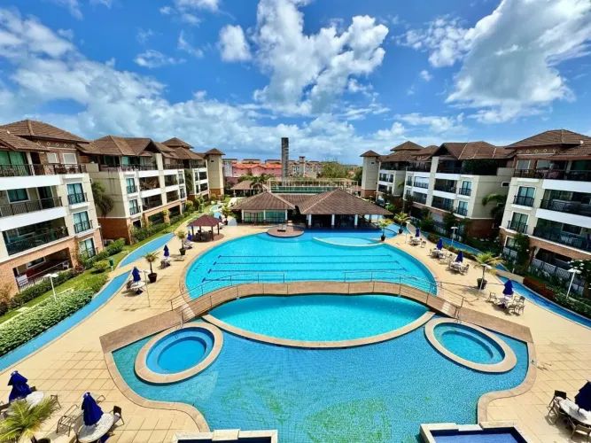 Duplex no Condomínio Mediterrane  Porto das Dunas, com 176m², 5 suítes e ofuro na varanda