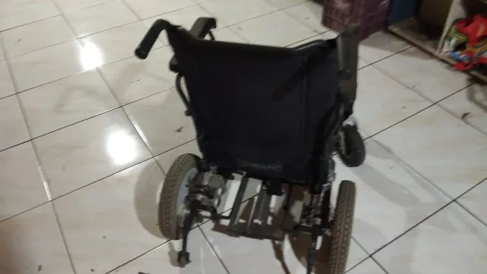 Cadeira de rodas motorizada 
