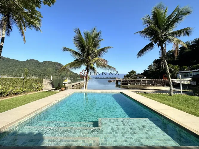 Linda casa com praia privativa e piscina, amplo terreno, 5 suítes