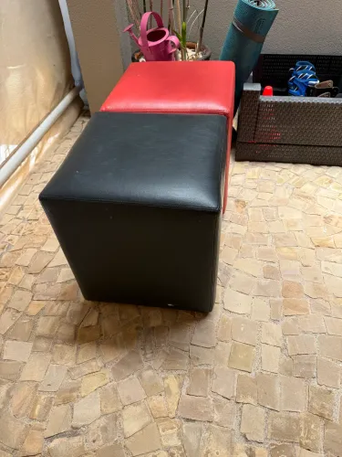 Vendo Dois Puffs quadrados nas cores vermelho e preto em courino