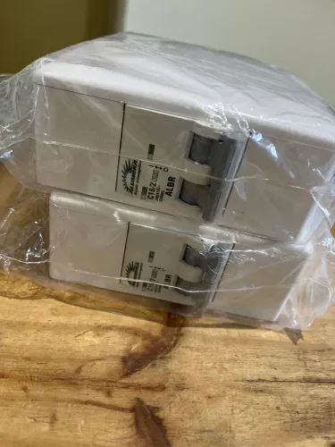 Disjuntor 16 amp.alumbra 2 peças bipolar com tomada de 20 amperes para ar condicionado 