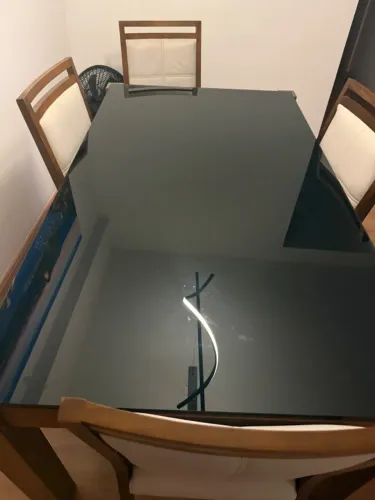 Mesa de jantar quadrada com cadeiras
