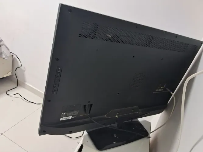 Vendo tv AOC 32 polegadas, funcionando em perfeito estado , com controle.
