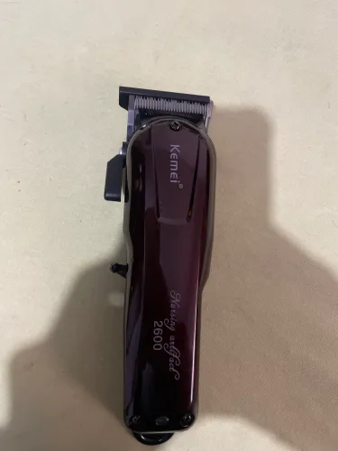 Máquina de cortar cabelo mais tesouras