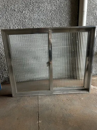 Janela de correr feita de alumínio