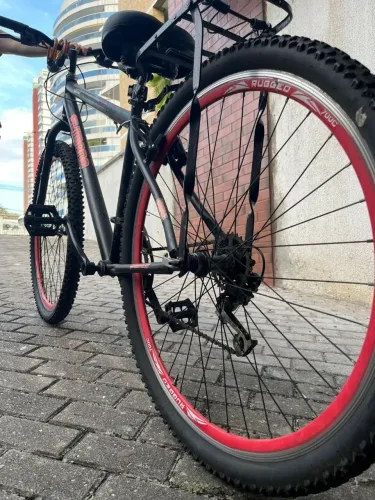 Bicicleta de marcha em bom estado