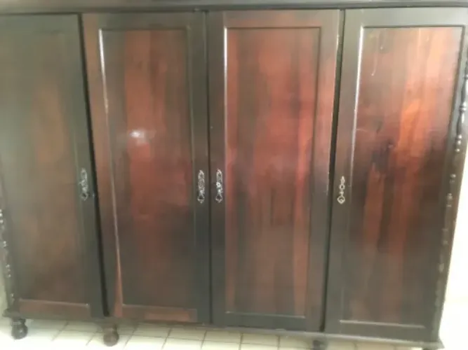 Guarda-roupa antigo (mais de 30 anos)em madeira. 