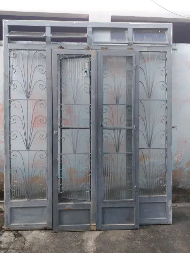 Porta de correr de ferro com vidro