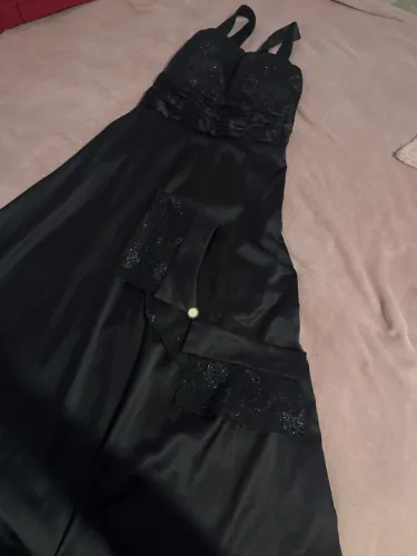 Vestido preto logo