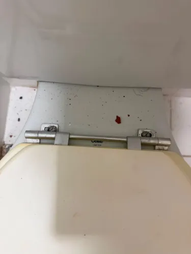 Vaso sanitário é ar condicionado em perfeito estado de uso 