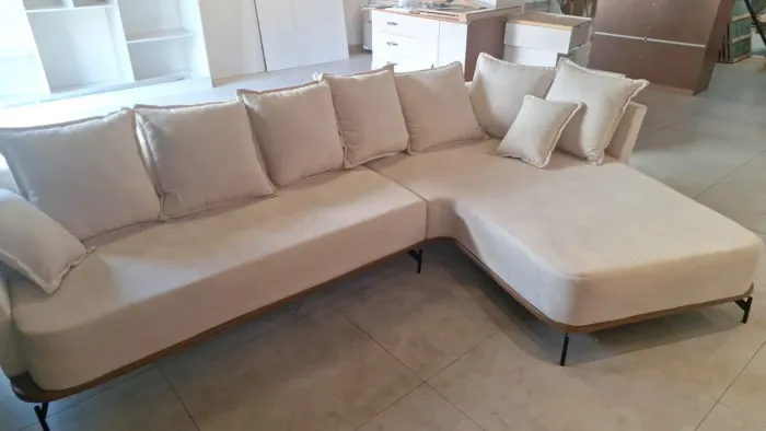 Sofá de luxo mostruário pequenos detalhes 