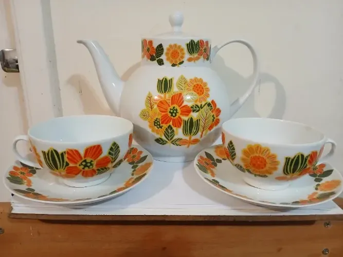 Par de Xícaras e Chaleira, porcelana Schmidt, pouco usadas, da década de 50.