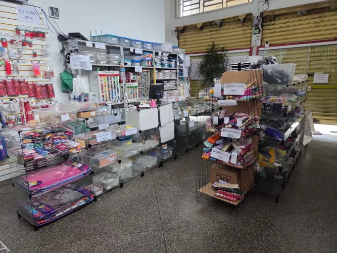 Vendo produtos e móveis de loja de aviamentos e tecidos