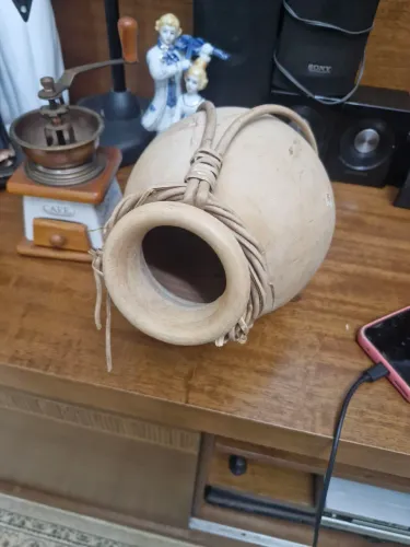 Antiquário- vaso de barro antigo com alça/rattan