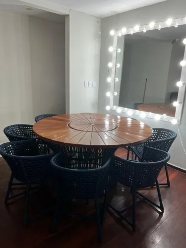 Mesa com 8 cadeiras em corda náutica azul, tampo giratório embutido!