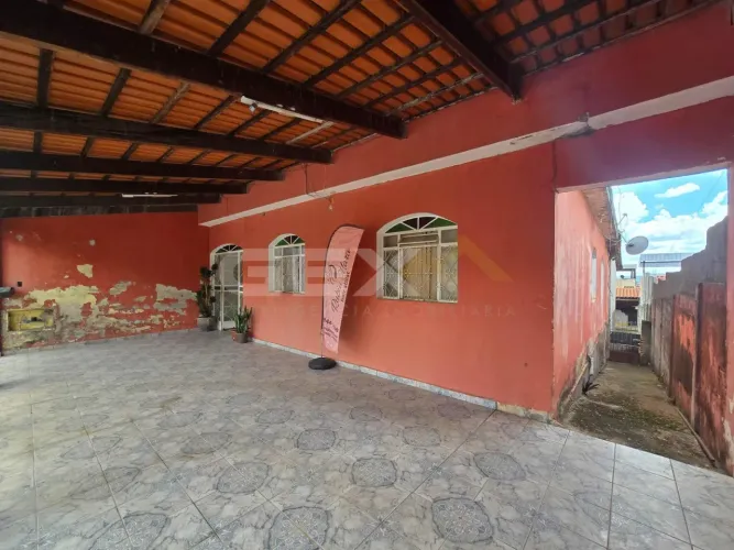 Casa à Venda com 03 Quartos no Bairro Santa Rosa em Divinópolis MG.