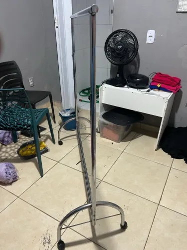 Arara de roupas de metal