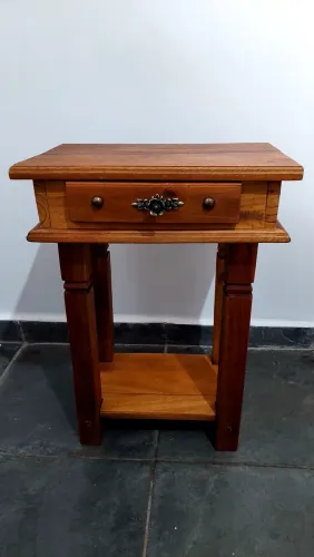 Mesa de cabeceira em madeira