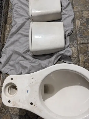 Vasos sanitários brancos com caixa acoplada ? 3 conjuntos completos