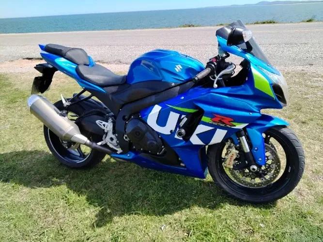 Suzuki gsx-r 1000 com 9450 km originais.