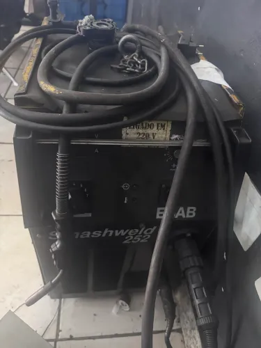 máquina de solda MIG/MAG da marca ESAB, modelo Smashweld 252 com cilindro 