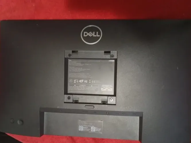 Monitor Dell Full HD P2222H TELA COM DEFEITO 21,5 polegadas na cor preta.